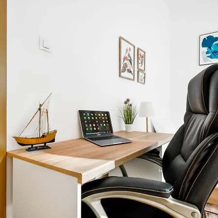 Large 2-br Retreat, Walk To Sofias Spots 아파트 소피아