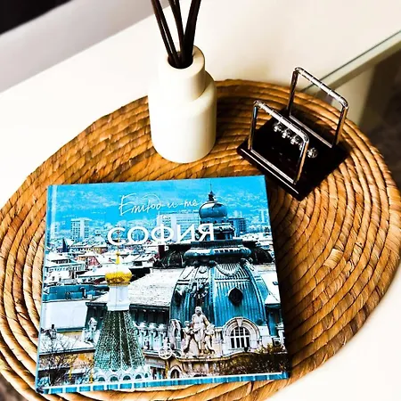 Large 2-br Retreat, Walk To Sofias Spots Διαμέρισμα *