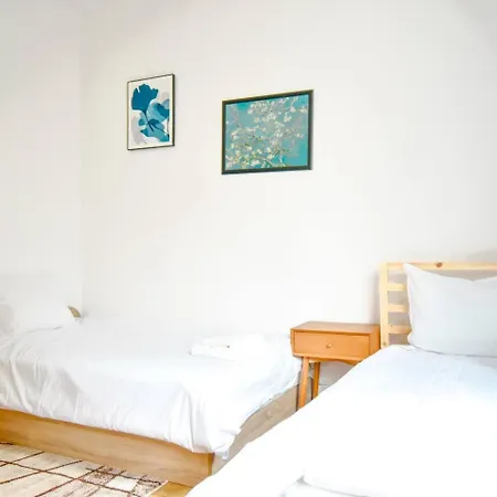 Large 2-br Retreat, Walk To Sofias Spots Σόφια