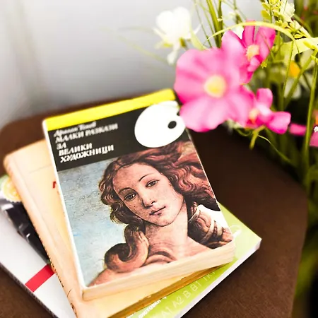 Large 2-br Retreat, Walk To Sofias Spots *