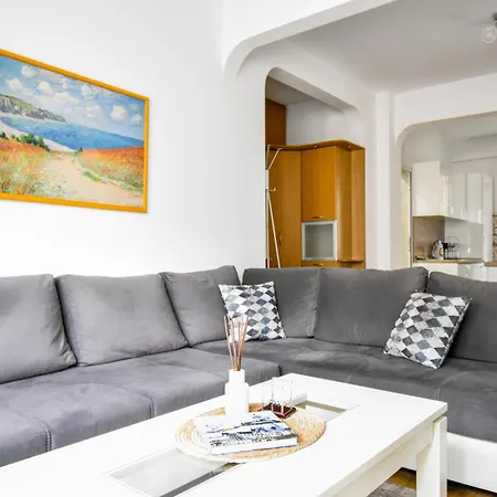 Large 2-br Retreat, Walk To Sofias Spots Apartment *