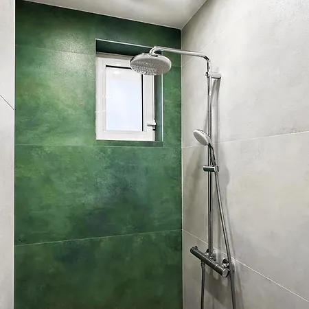 Large 2-br Retreat, Walk To Sofias Spots Apartment